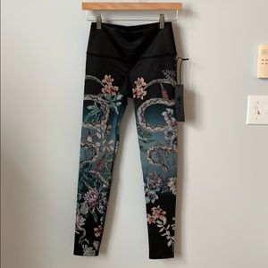 BNWT Noli leggings in Ivy print